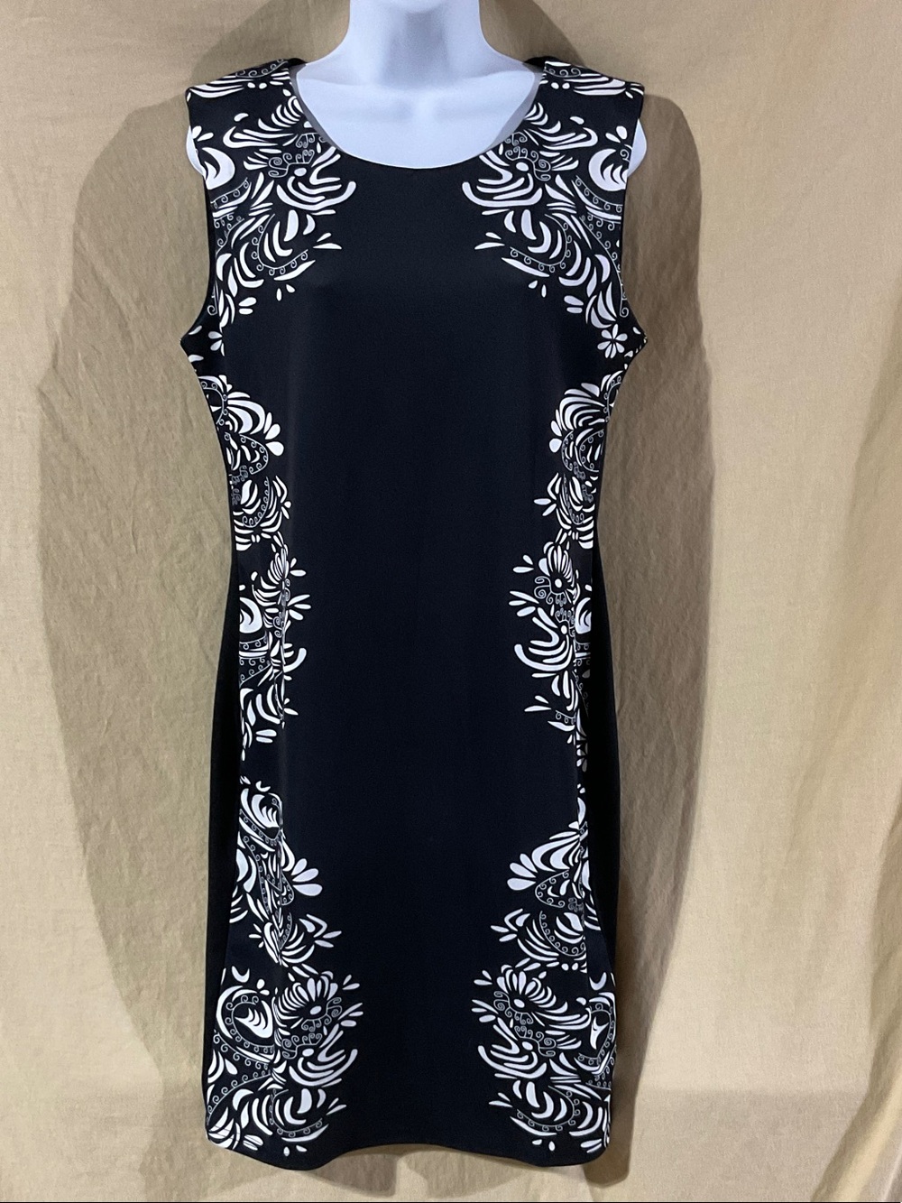 MUXXN Size XL Sleeveless Black & White Floral Sheath Dress